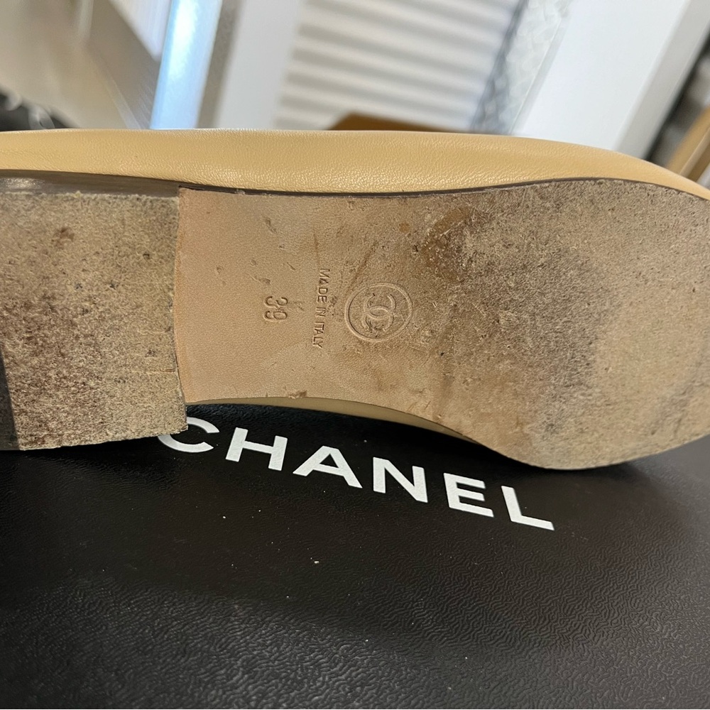CHANEL Beige and Black Leather Cap-Toe Ballet Flats - Picture 2 of 11